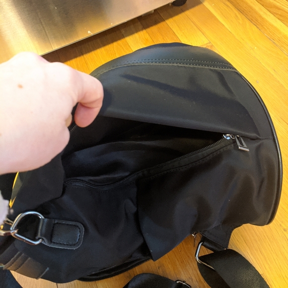 Black anti-theft backpack - Picture 3 of 7